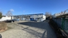 Halle/Werkstatt mit Büro und Freifläche im Industrie- und Gewerbegebiet Goslar-Baßgeige zu vermieten - Außenansicht mit Parkfläche